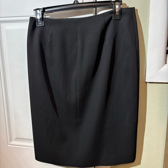 ❤️ 2/$15 or 3/$21❤️ Banana Republic Black Ruffle Zipper Skirt, Size 2 - Picture 3 of 6